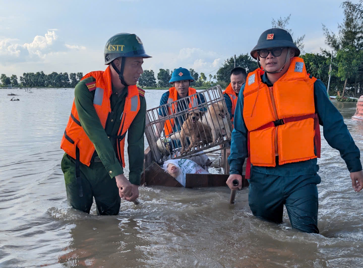 Công an và lực lượng Quân sự phường Hải Dương hỗ trợ người dân di dời tài sản sau bão số 10